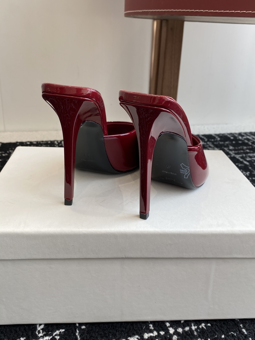 代购级
YSL SAINT LAURENT 25ss夏季新品 金属头优雅大气高跟凉鞋

2025全新春夏