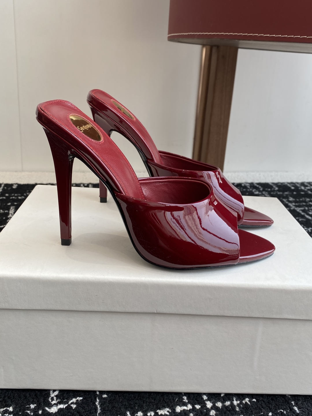 代购级
YSL SAINT LAURENT 25ss夏季新品 金属头优雅大气高跟凉鞋

2025全新春夏