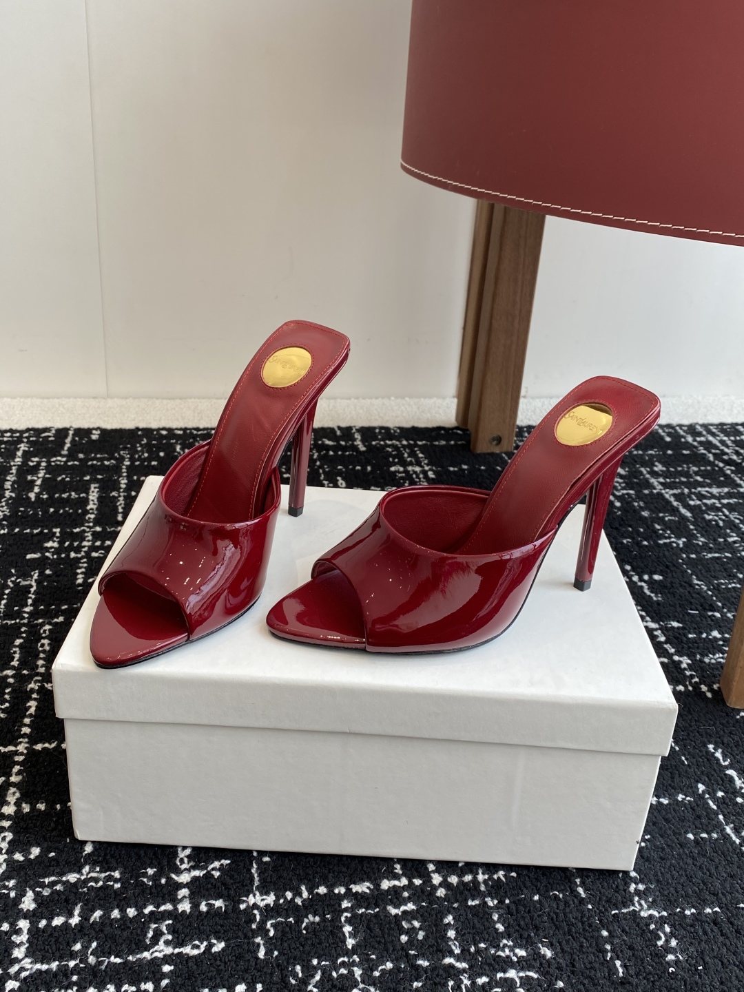 代购级
YSL SAINT LAURENT 25ss夏季新品 金属头优雅大气高跟凉鞋

2025全新春夏