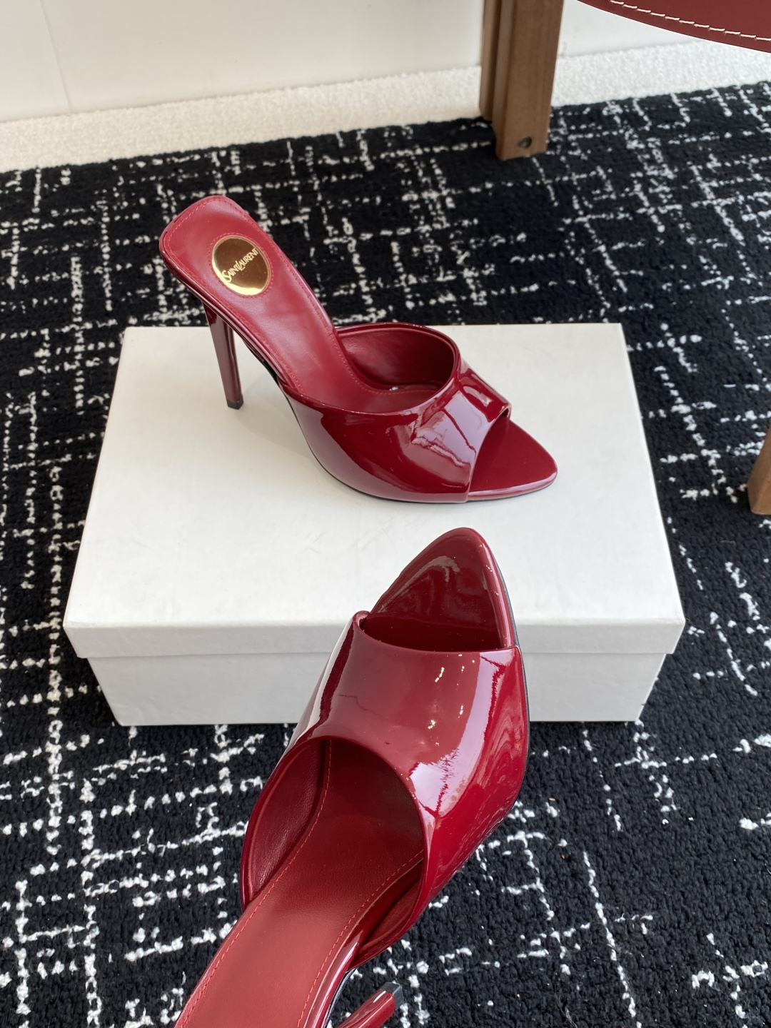 代购级
YSL SAINT LAURENT 25ss夏季新品 金属头优雅大气高跟凉鞋

2025全新春夏