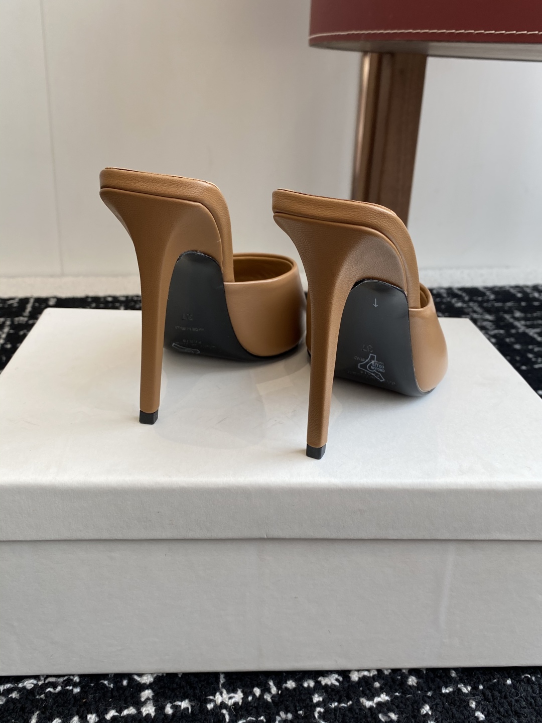 代购级
YSL SAINT LAURENT 25ss夏季新品 金属头优雅大气高跟凉鞋

2025全新春夏