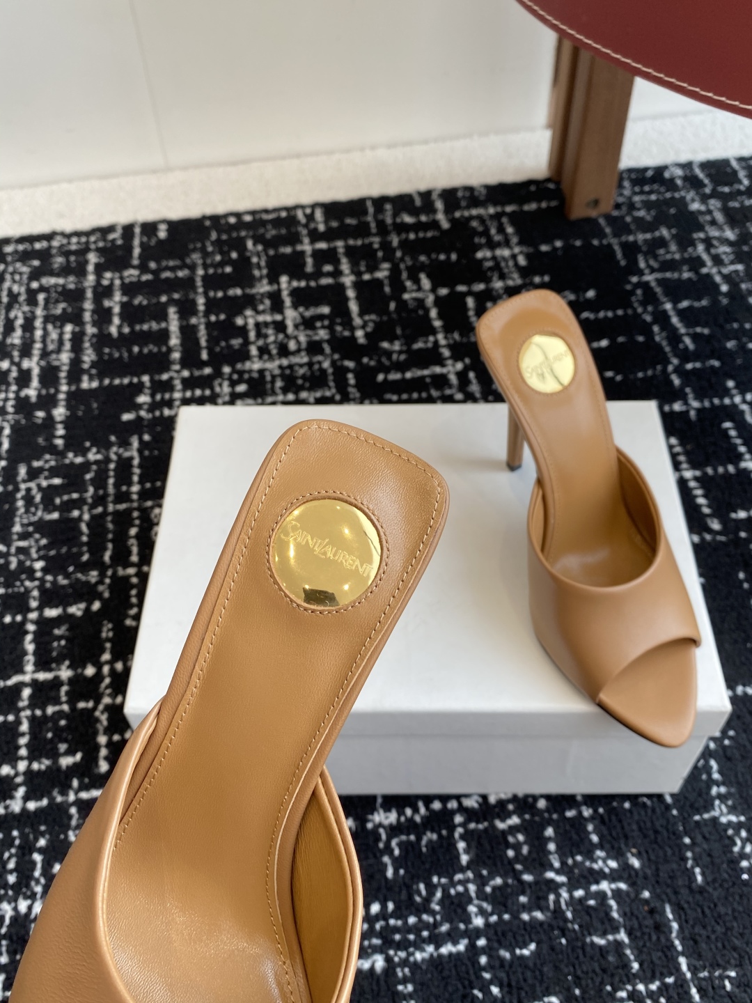 代购级
YSL SAINT LAURENT 25ss夏季新品 金属头优雅大气高跟凉鞋

2025全新春夏