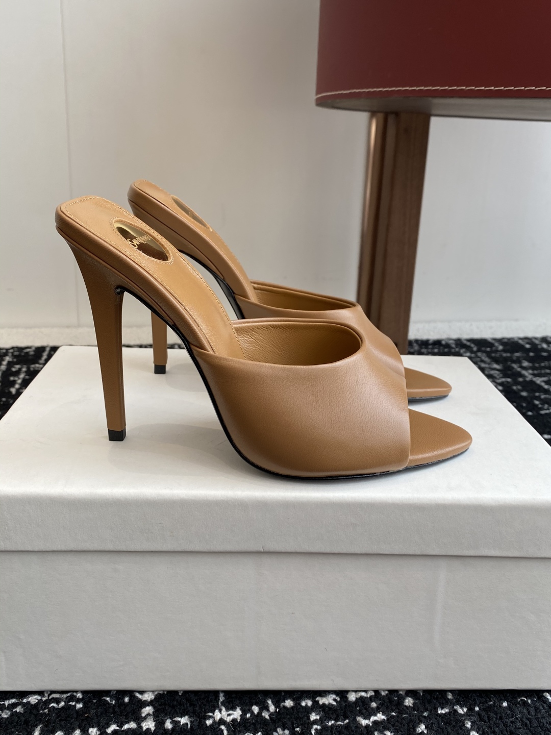 代购级
YSL SAINT LAURENT 25ss夏季新品 金属头优雅大气高跟凉鞋

2025全新春夏