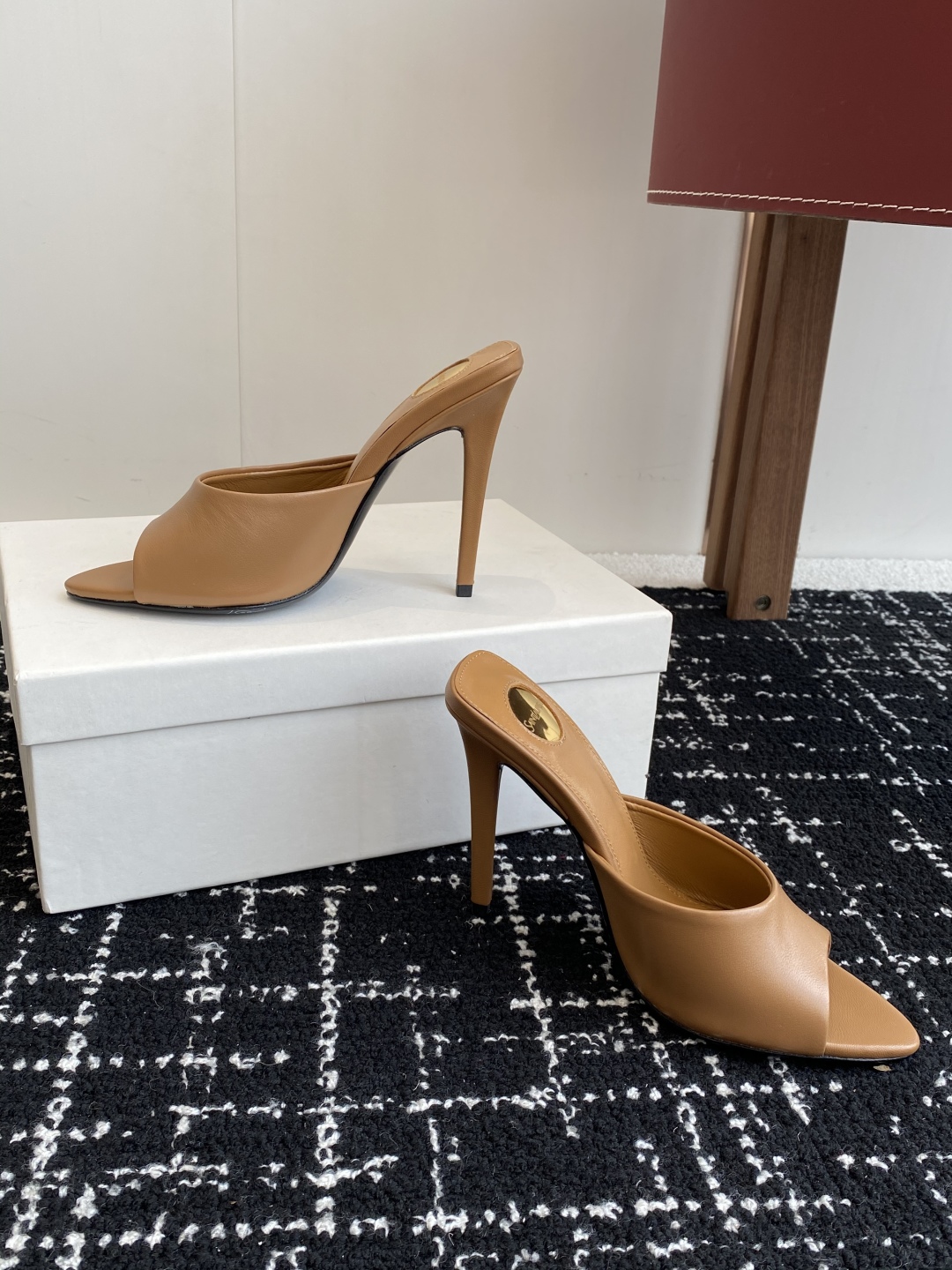 代购级
YSL SAINT LAURENT 25ss夏季新品 金属头优雅大气高跟凉鞋

2025全新春夏