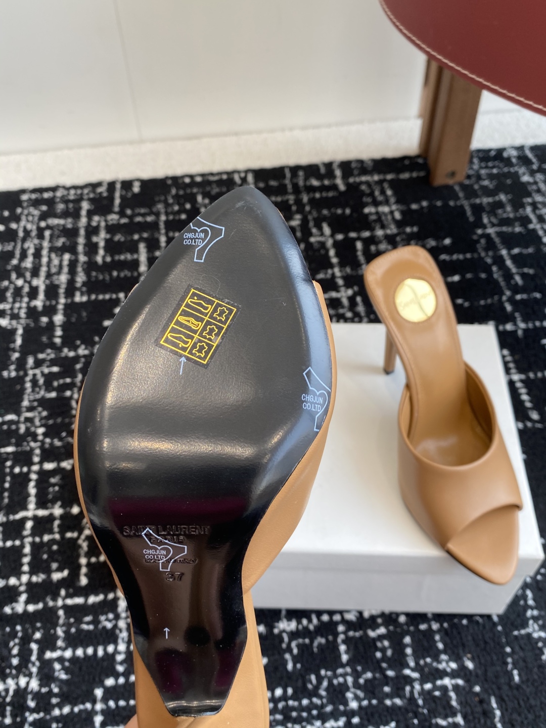 代购级
YSL SAINT LAURENT 25ss夏季新品 金属头优雅大气高跟凉鞋

2025全新春夏