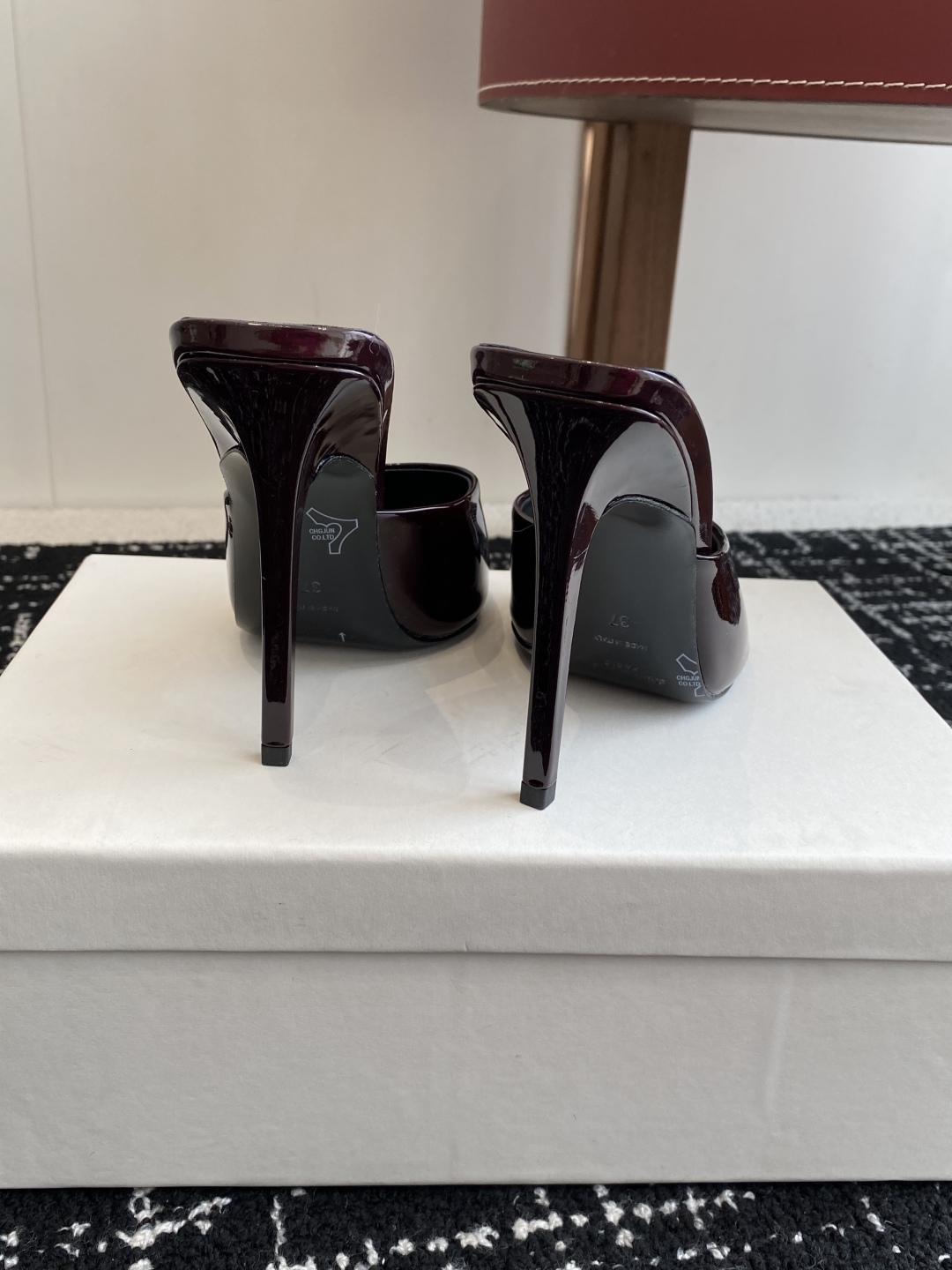 代购级
YSL SAINT LAURENT 25ss夏季新品 金属头优雅大气高跟凉鞋

2025全新春夏