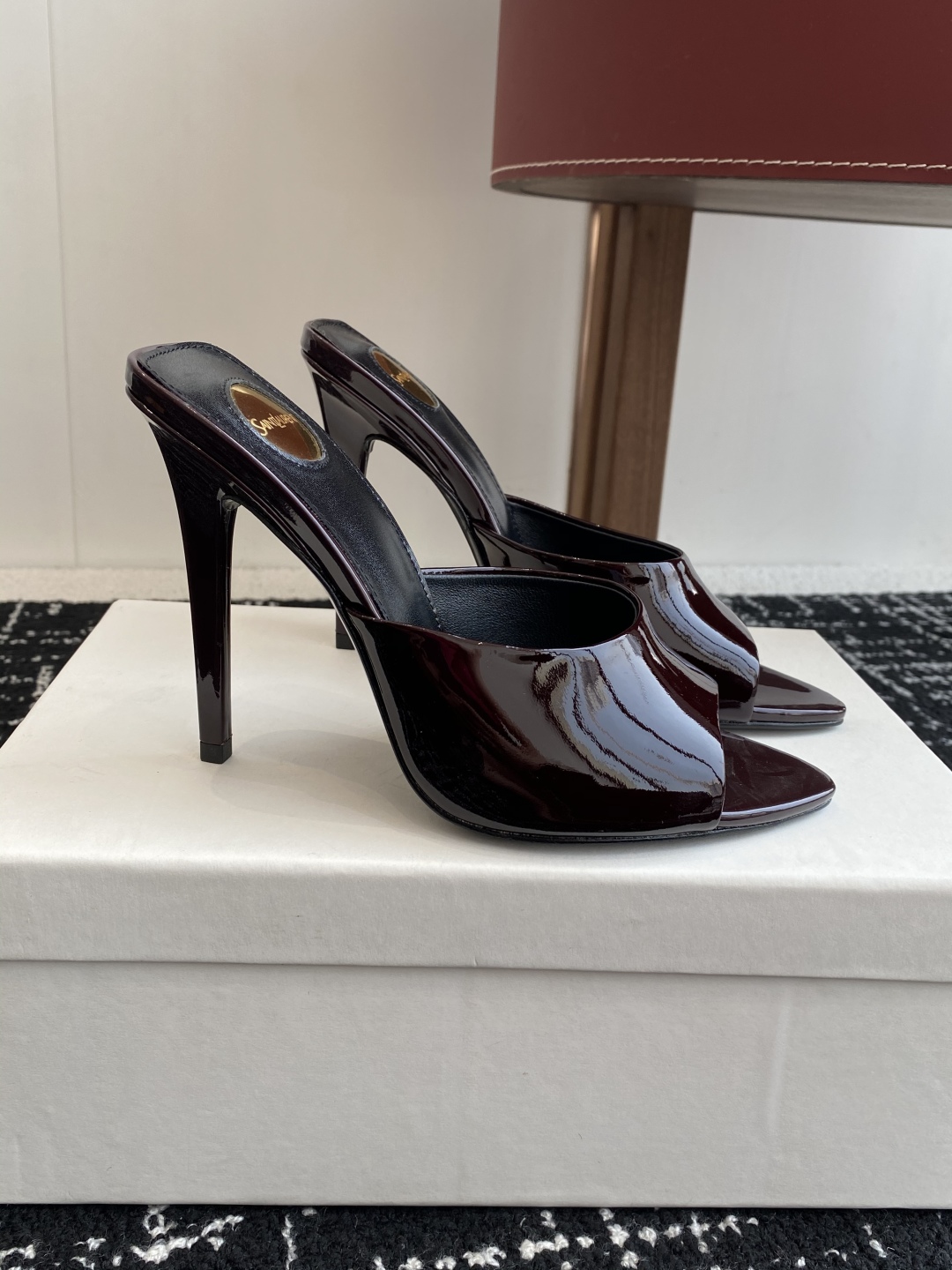 代购级
YSL SAINT LAURENT 25ss夏季新品 金属头优雅大气高跟凉鞋

2025全新春夏