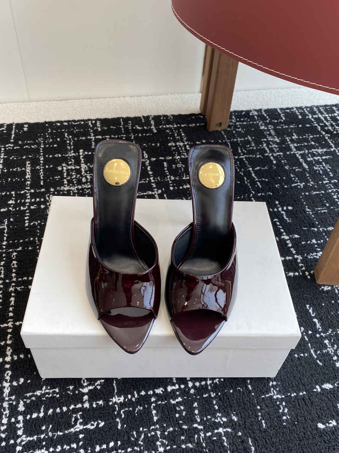 代购级
YSL SAINT LAURENT 25ss夏季新品 金属头优雅大气高跟凉鞋

2025全新春夏