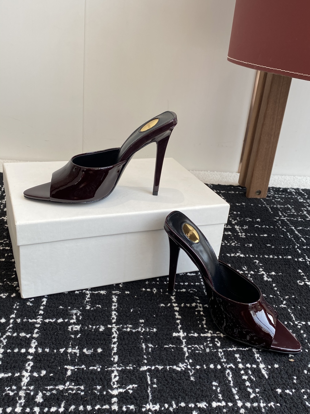 代购级
YSL SAINT LAURENT 25ss夏季新品 金属头优雅大气高跟凉鞋

2025全新春夏
