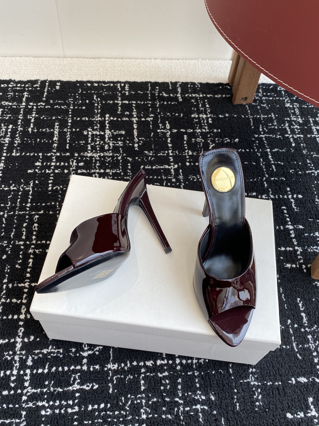 代购级
YSL SAINT LAURENT 25ss夏季新品 金属头优雅大气高跟凉鞋

2025全新春夏
