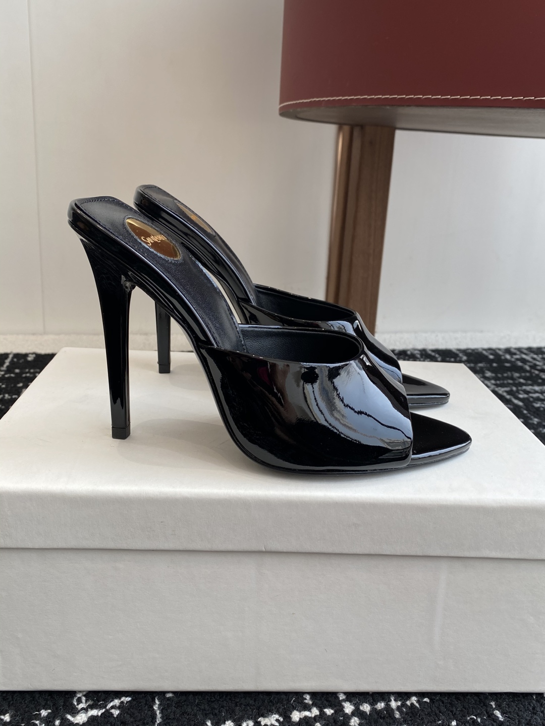 代购级
YSL SAINT LAURENT 25ss夏季新品 金属头优雅大气高跟凉鞋

2025全新春夏