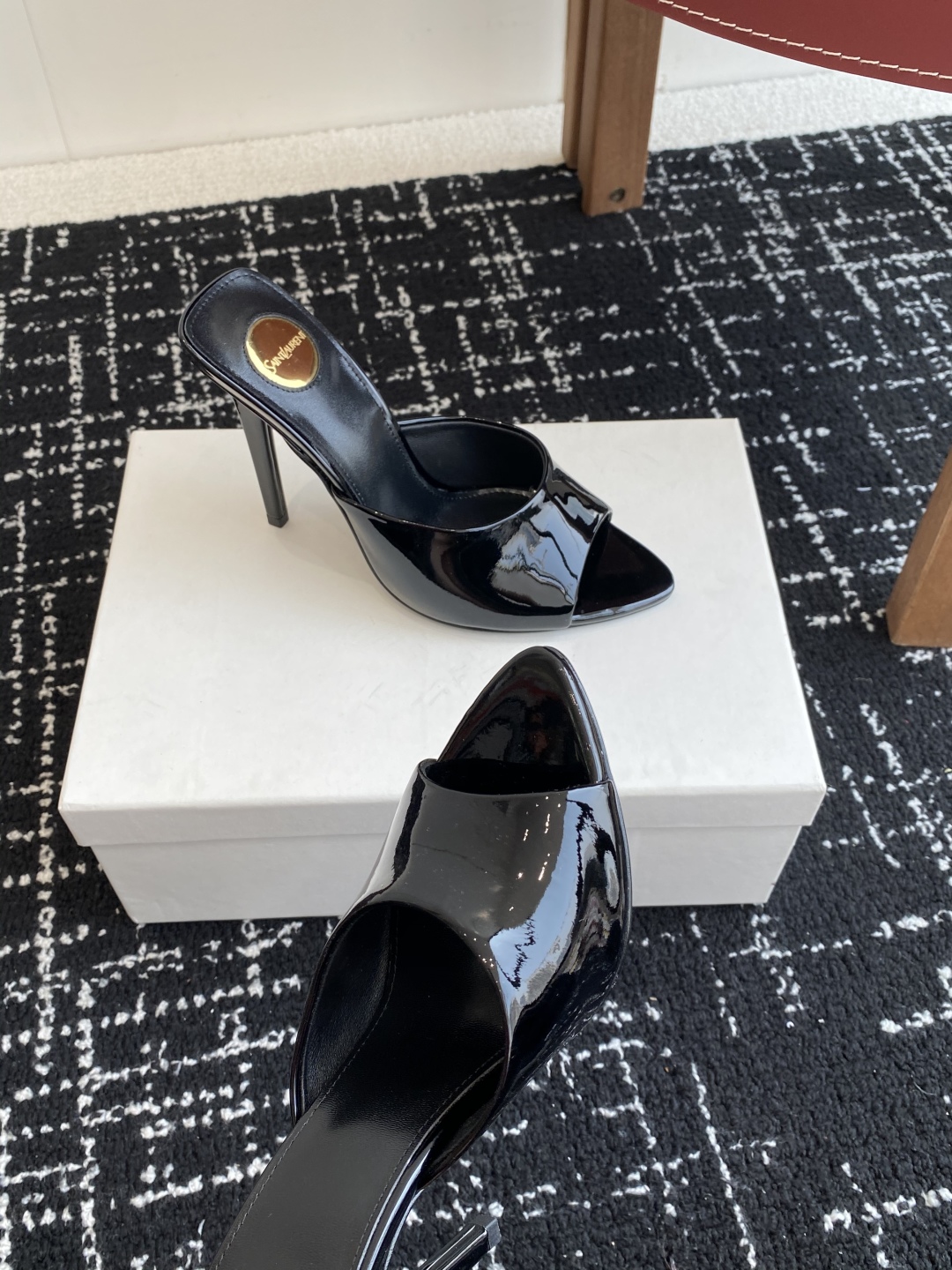 代购级
YSL SAINT LAURENT 25ss夏季新品 金属头优雅大气高跟凉鞋

2025全新春夏