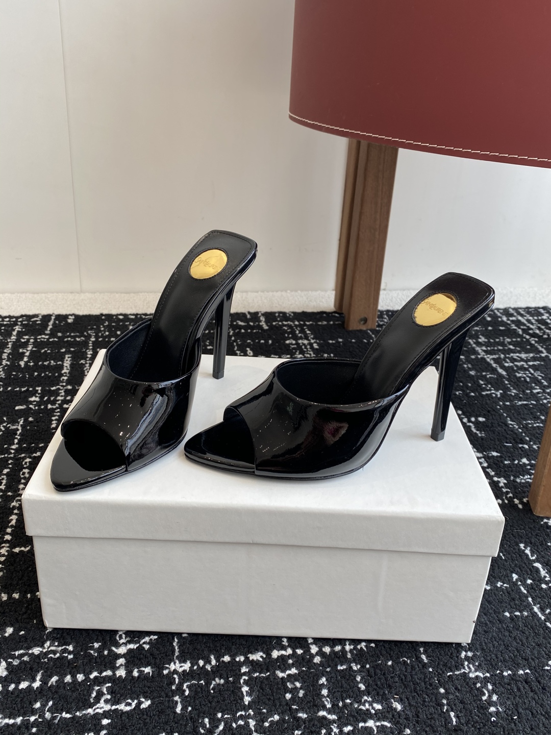 代购级
YSL SAINT LAURENT 25ss夏季新品 金属头优雅大气高跟凉鞋

2025全新春夏