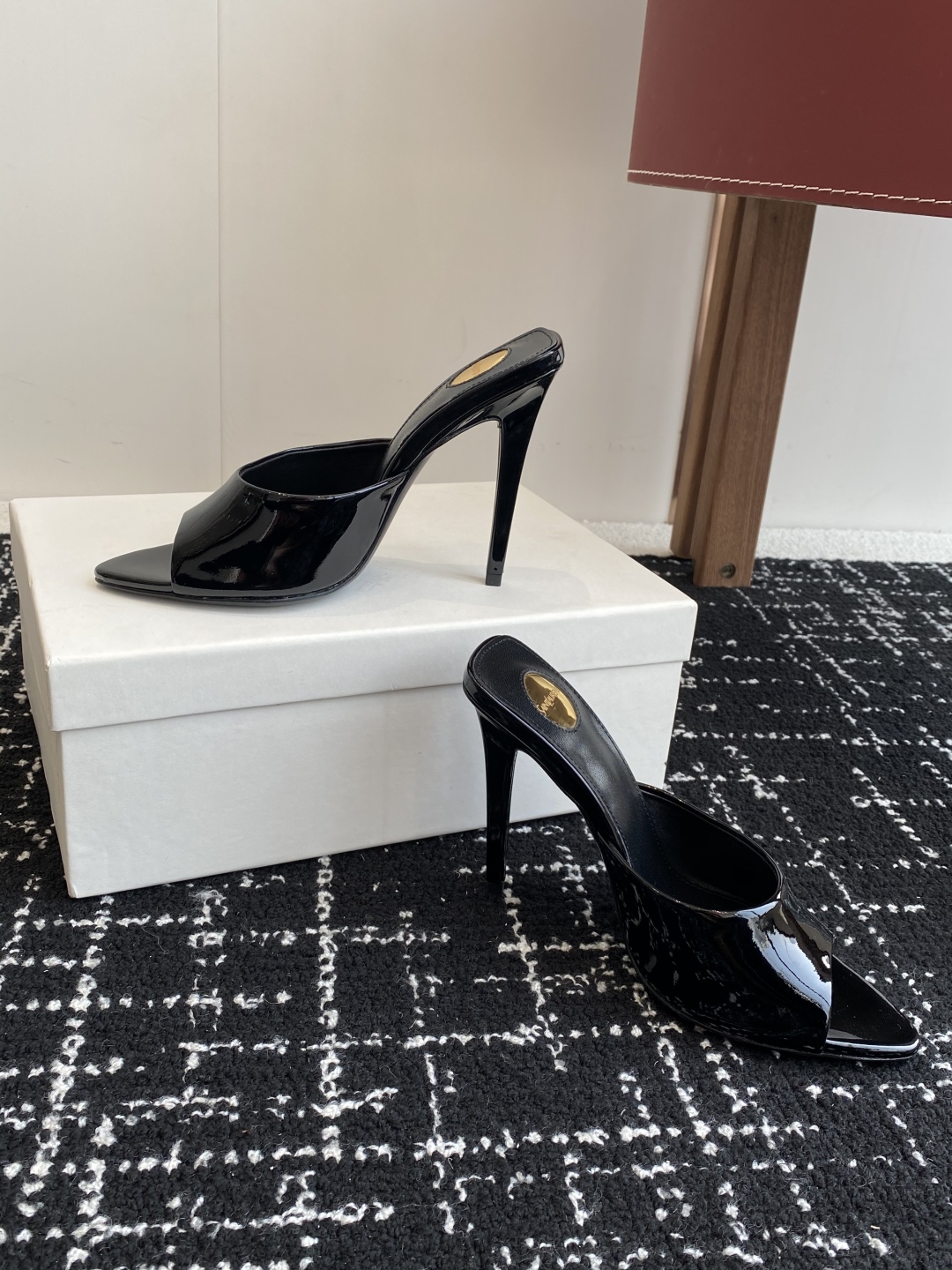 代购级
YSL SAINT LAURENT 25ss夏季新品 金属头优雅大气高跟凉鞋

2025全新春夏