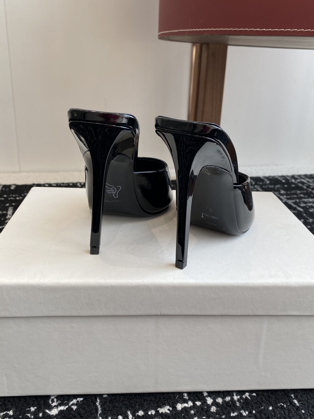 代购级
YSL SAINT LAURENT 25ss夏季新品 金属头优雅大气高跟凉鞋

2025全新春夏