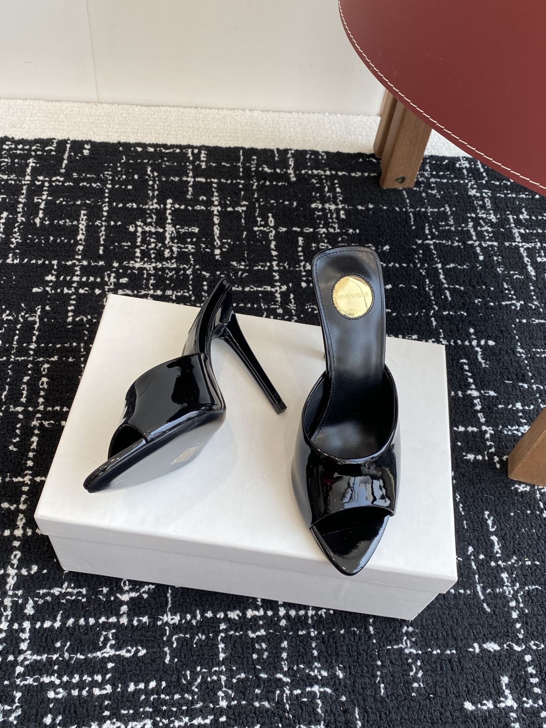代购级
YSL SAINT LAURENT 25ss夏季新品 金属头优雅大气高跟凉鞋

2025全新春夏
