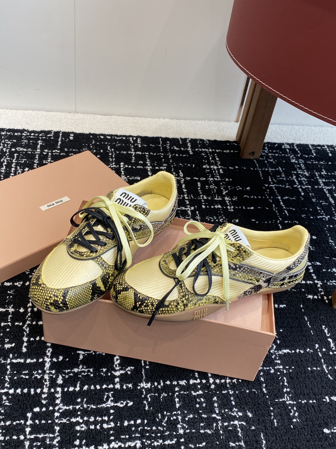 代购级
Miu Miu 25ss 春夏新款走秀MiuMiu 玛丽珍款德训 休闲鞋 

秀场工艺来自Miu
