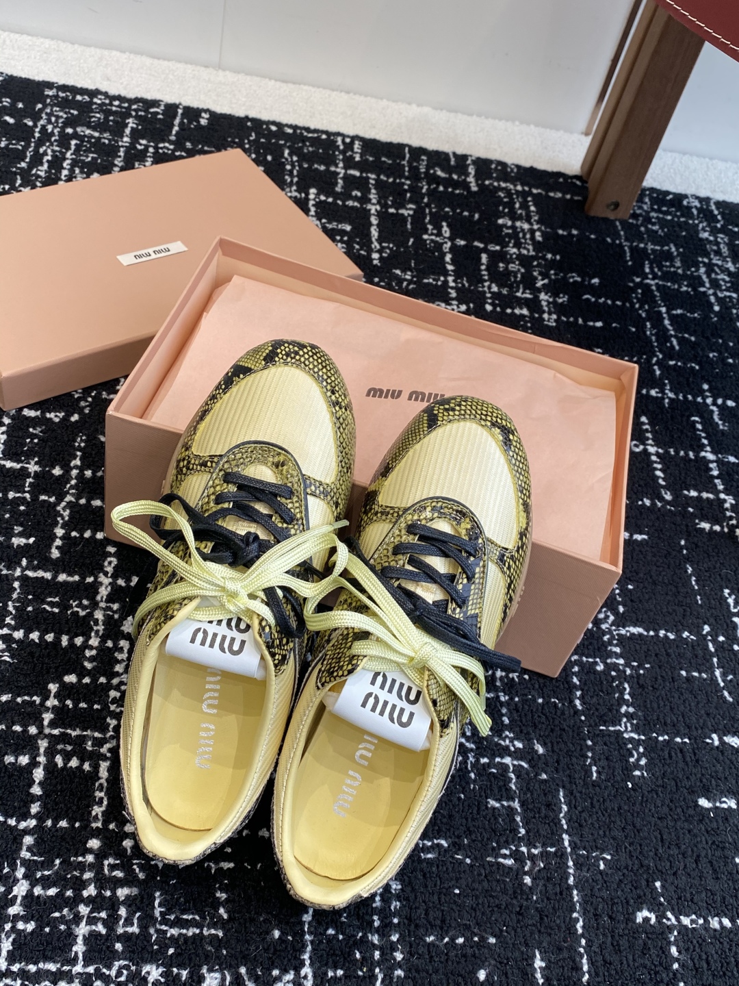 代购级
Miu Miu 25ss 春夏新款走秀MiuMiu 玛丽珍款德训 休闲鞋 

秀场工艺来自Miu