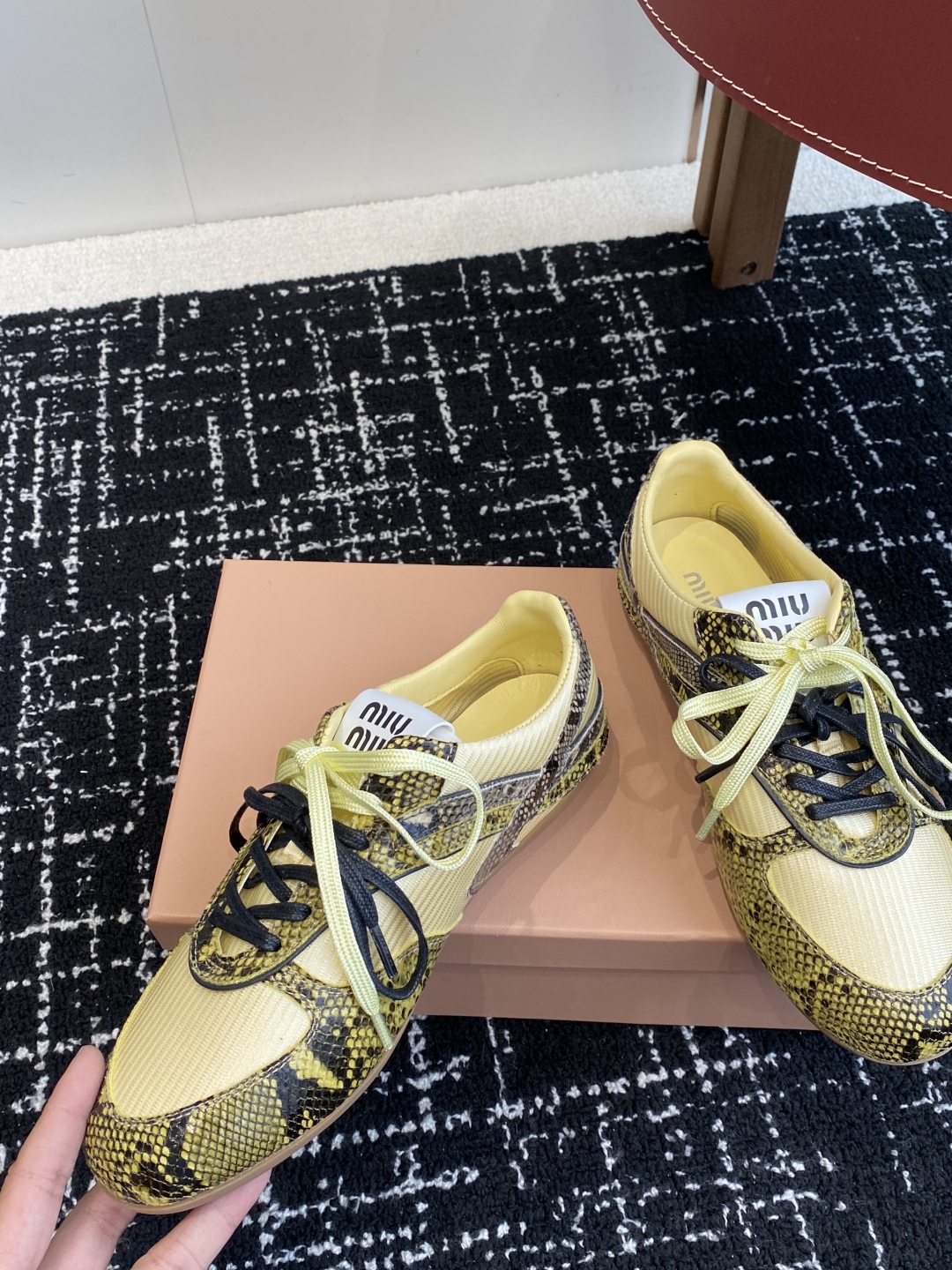 代购级
Miu Miu 25ss 春夏新款走秀MiuMiu 玛丽珍款德训 休闲鞋 

秀场工艺来自Miu