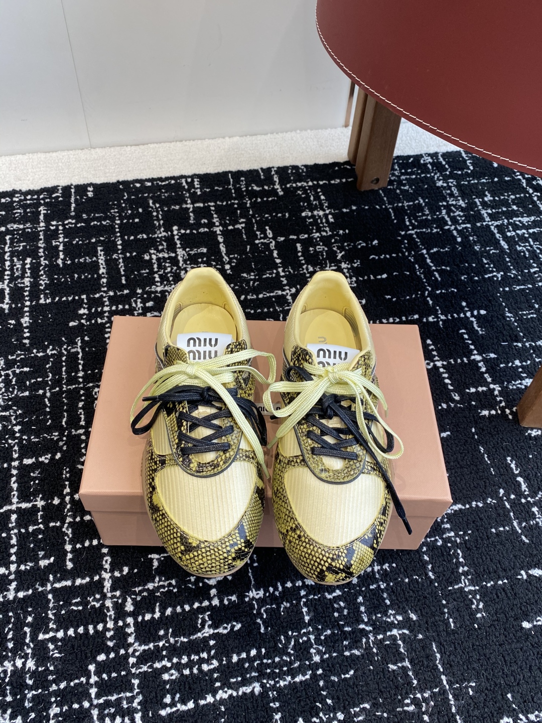 代购级
Miu Miu 25ss 春夏新款走秀MiuMiu 玛丽珍款德训 休闲鞋 

秀场工艺来自Miu