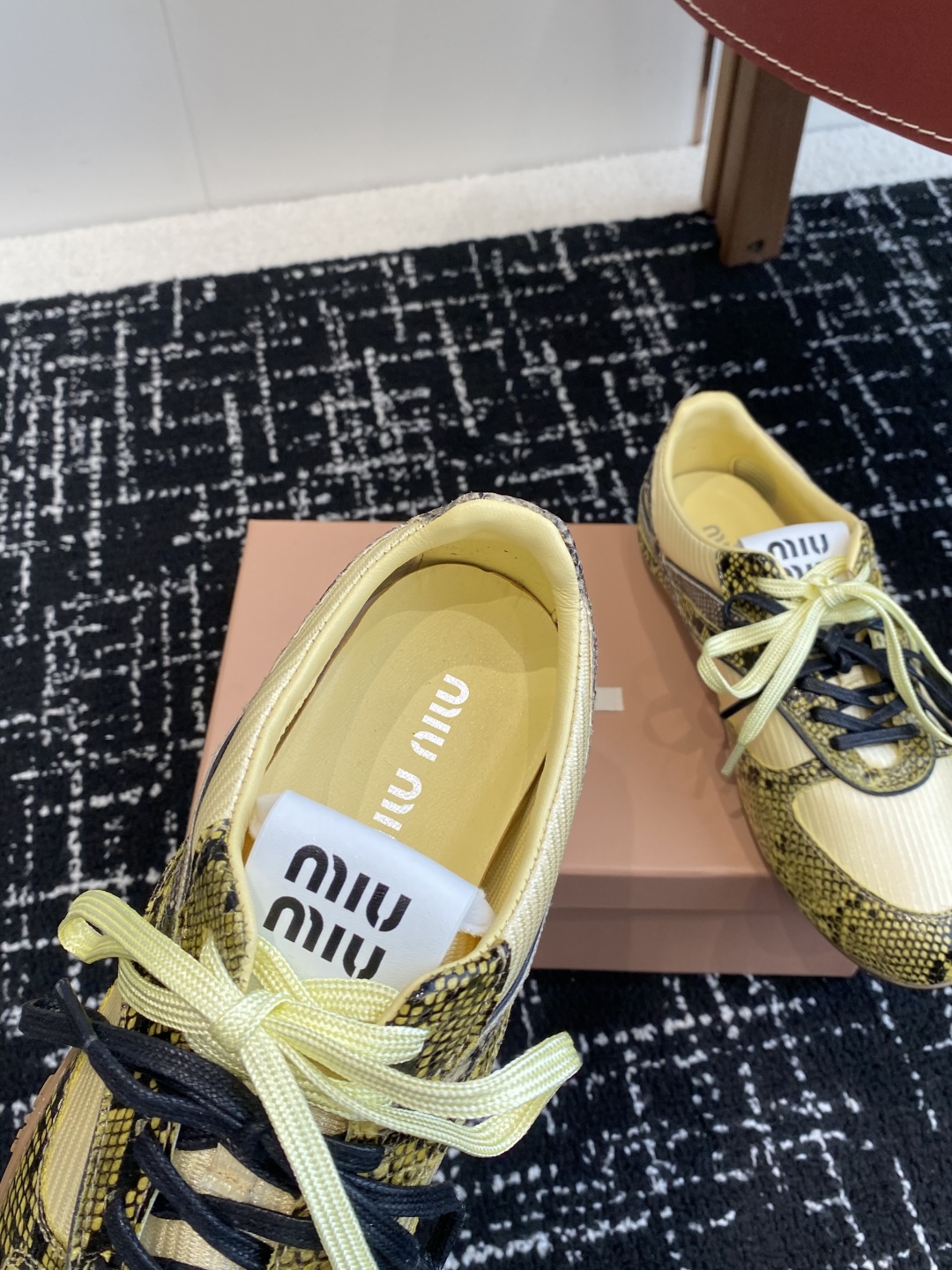 代购级
Miu Miu 25ss 春夏新款走秀MiuMiu 玛丽珍款德训 休闲鞋 

秀场工艺来自Miu
