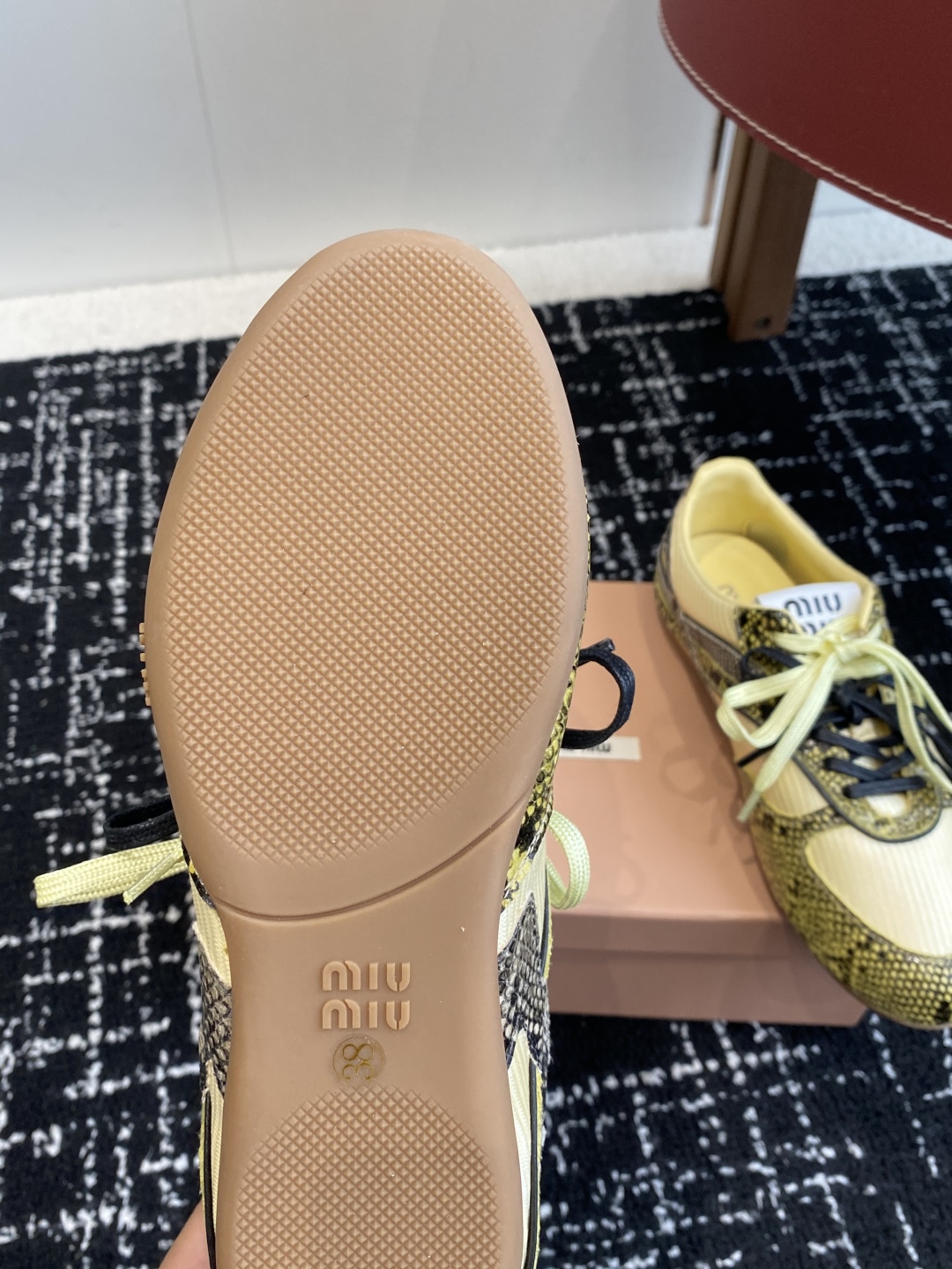 代购级
Miu Miu 25ss 春夏新款走秀MiuMiu 玛丽珍款德训 休闲鞋 

秀场工艺来自Miu
