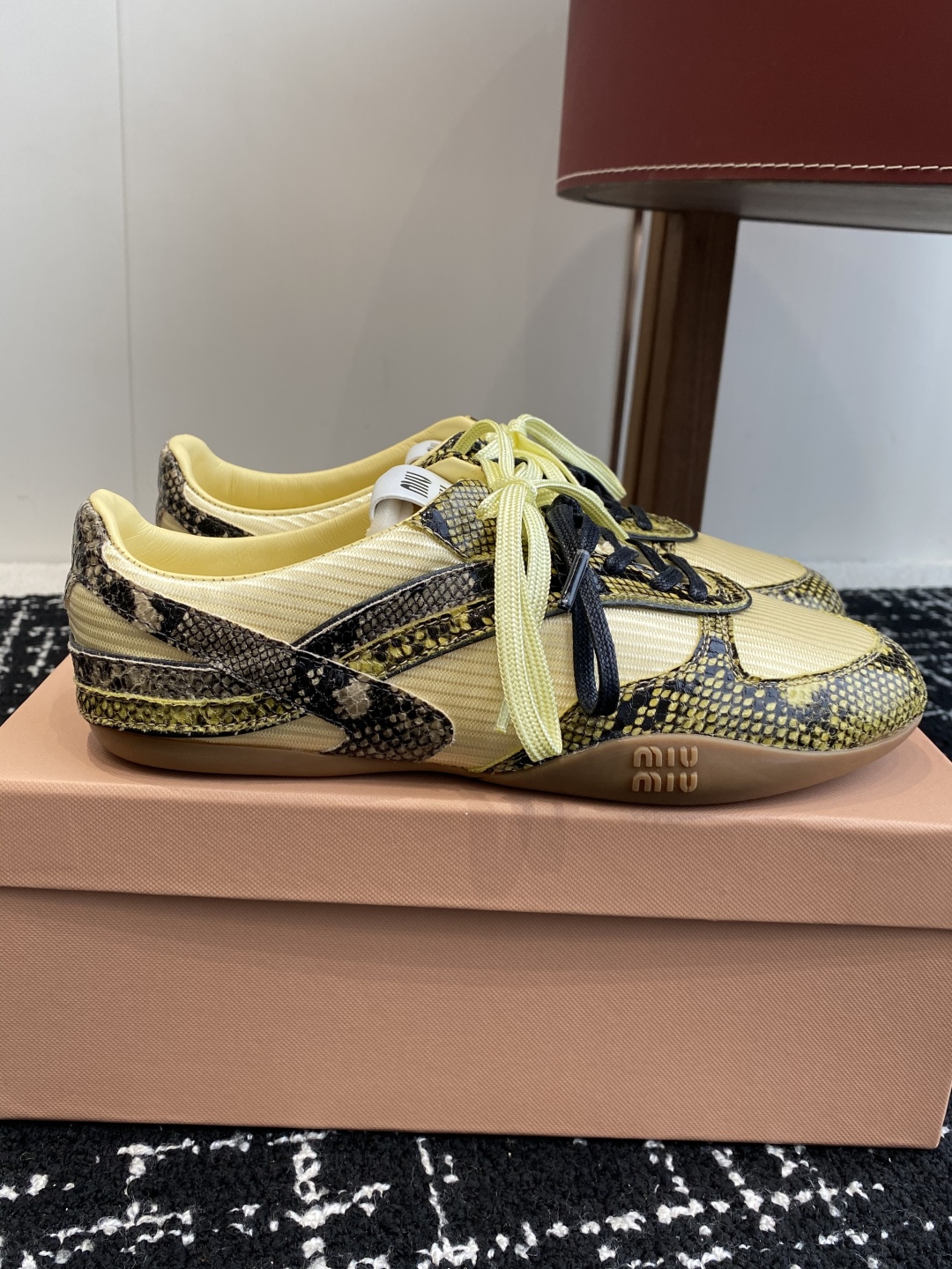 代购级
Miu Miu 25ss 春夏新款走秀MiuMiu 玛丽珍款德训 休闲鞋 

秀场工艺来自Miu