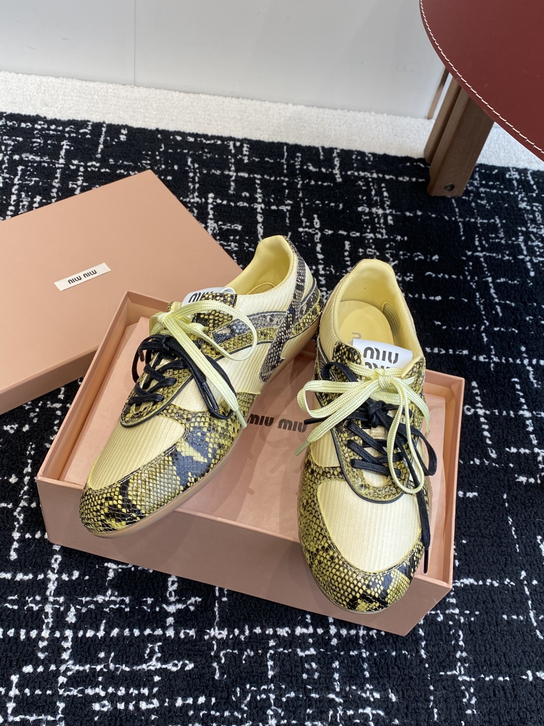 代购级
Miu Miu 25ss 春夏新款走秀MiuMiu 玛丽珍款德训 休闲鞋 

秀场工艺来自Miu