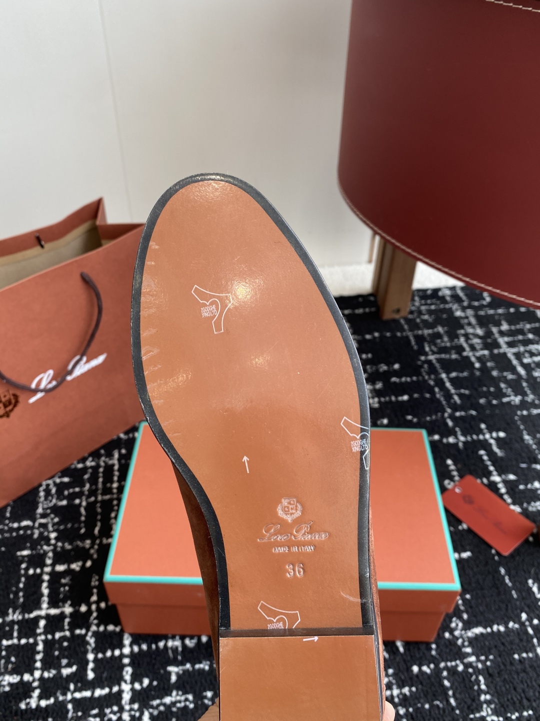 代购级
Loropiana 25ss 新款 经典高丝光羊京乐福皮鞋

LP一直是以好穿舒适为主的设计风格