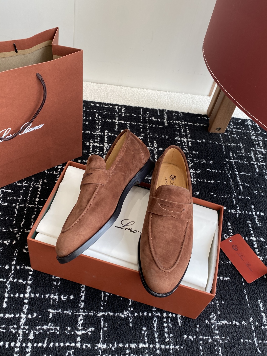 代购级
Loropiana 25ss 新款 经典高丝光羊京乐福皮鞋

LP一直是以好穿舒适为主的设计风格
