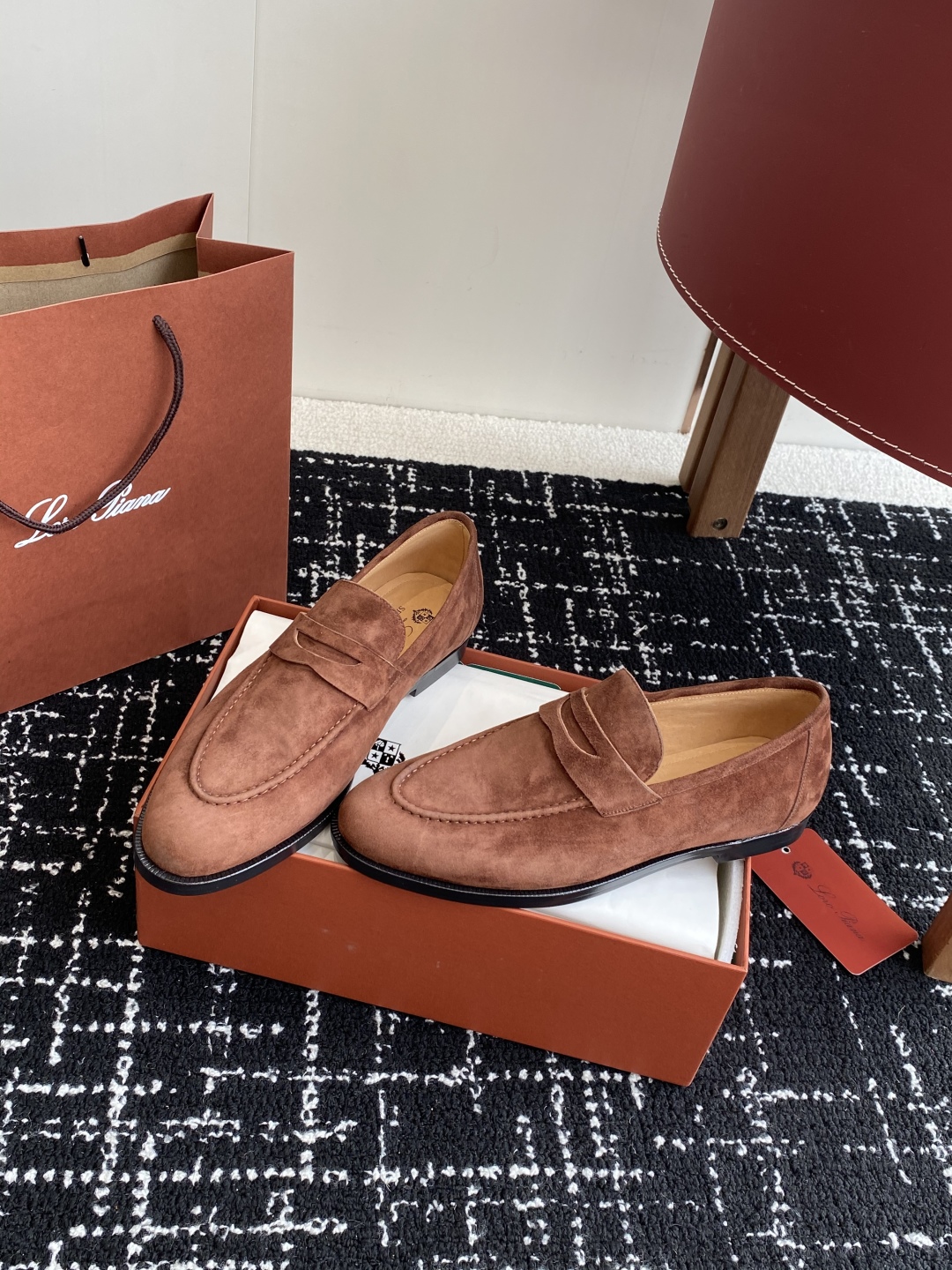 代购级
Loropiana 25ss 新款 经典高丝光羊京乐福皮鞋

LP一直是以好穿舒适为主的设计风格