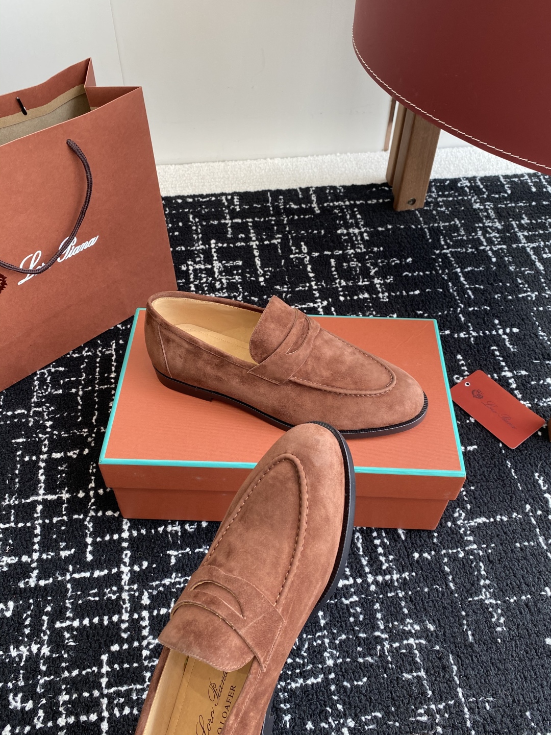 代购级
Loropiana 25ss 新款 经典高丝光羊京乐福皮鞋

LP一直是以好穿舒适为主的设计风格