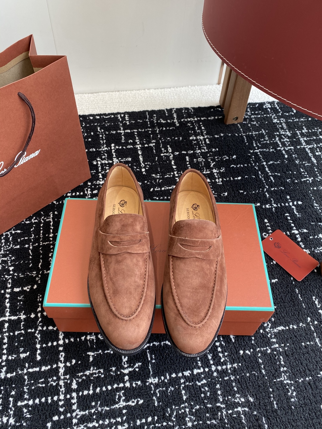 代购级
Loropiana 25ss 新款 经典高丝光羊京乐福皮鞋

LP一直是以好穿舒适为主的设计风格