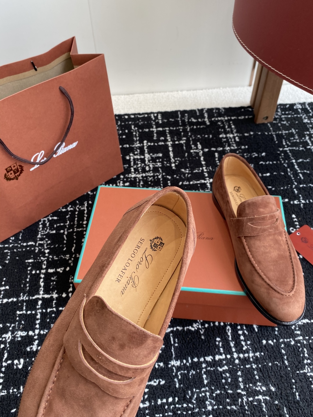 代购级
Loropiana 25ss 新款 经典高丝光羊京乐福皮鞋

LP一直是以好穿舒适为主的设计风格