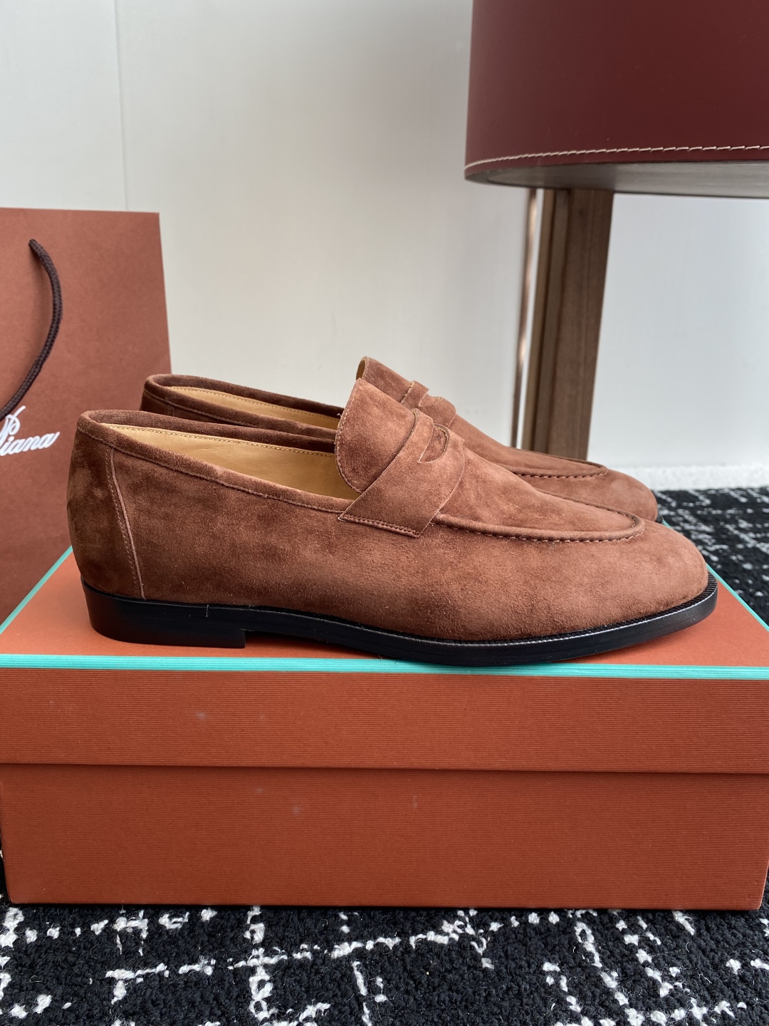 代购级
Loropiana 25ss 新款 经典高丝光羊京乐福皮鞋

LP一直是以好穿舒适为主的设计风格