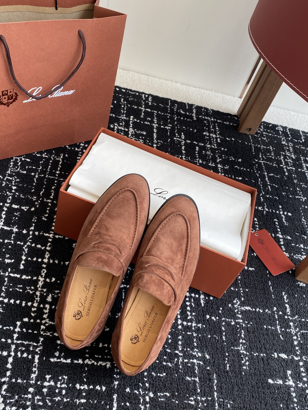 代购级
Loropiana 25ss 新款 经典高丝光羊京乐福皮鞋

LP一直是以好穿舒适为主的设计风格