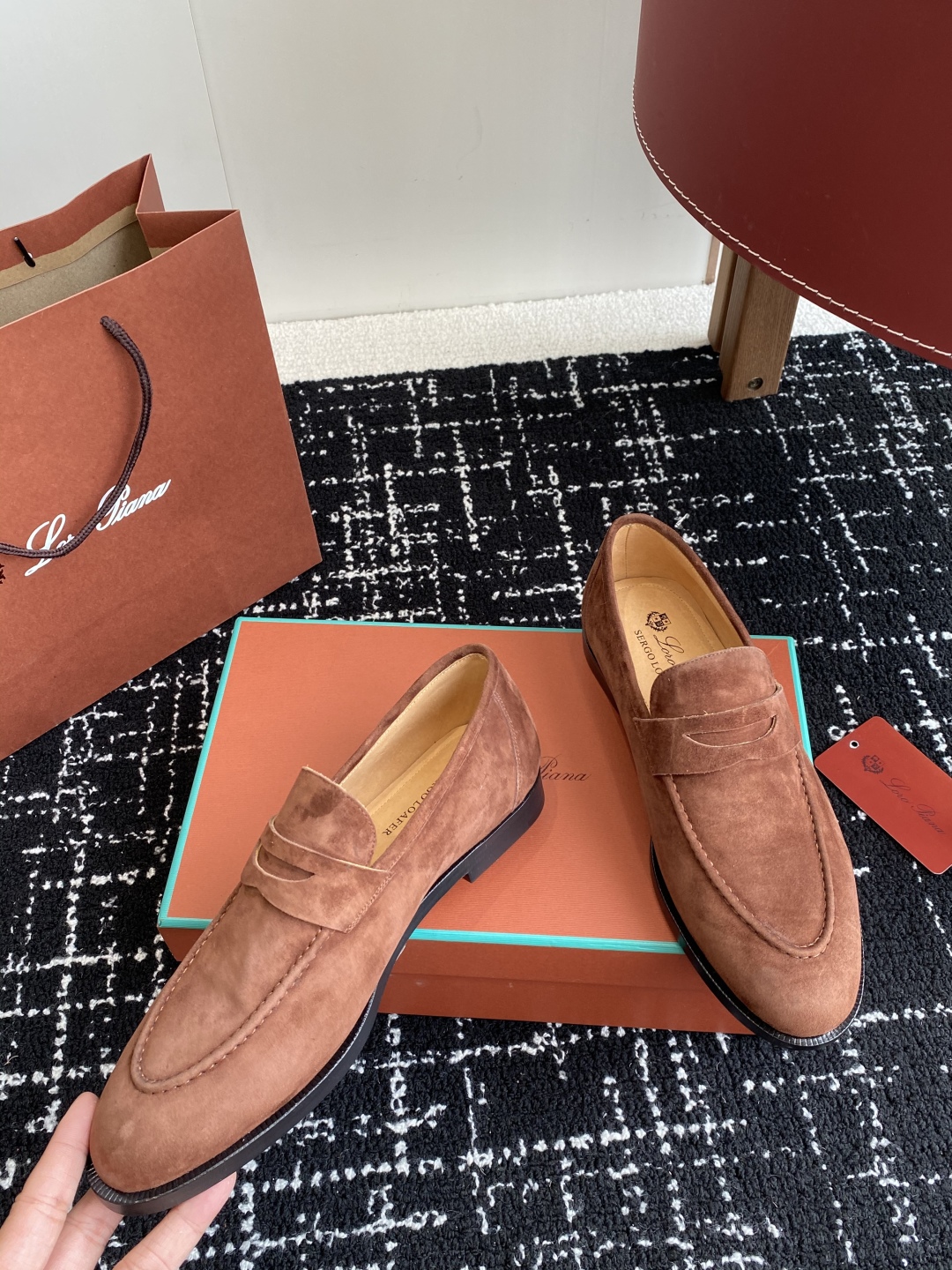 代购级
Loropiana 25ss 新款 经典高丝光羊京乐福皮鞋

LP一直是以好穿舒适为主的设计风格