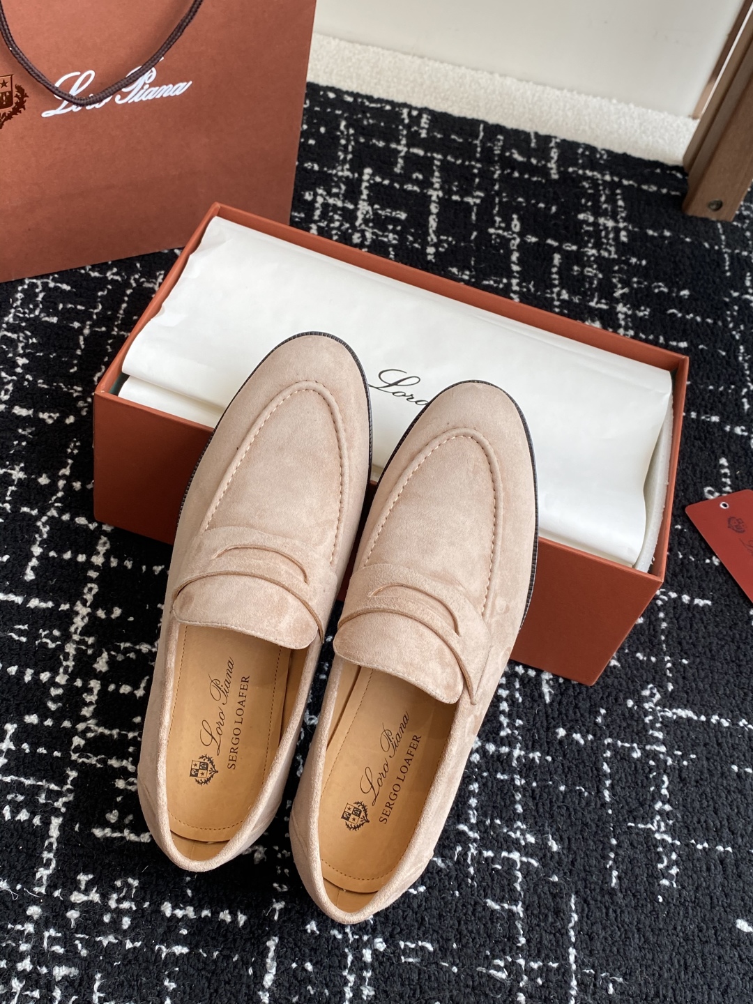 代购级
Loropiana 25ss 新款 经典高丝光羊京乐福皮鞋

LP一直是以好穿舒适为主的设计风格