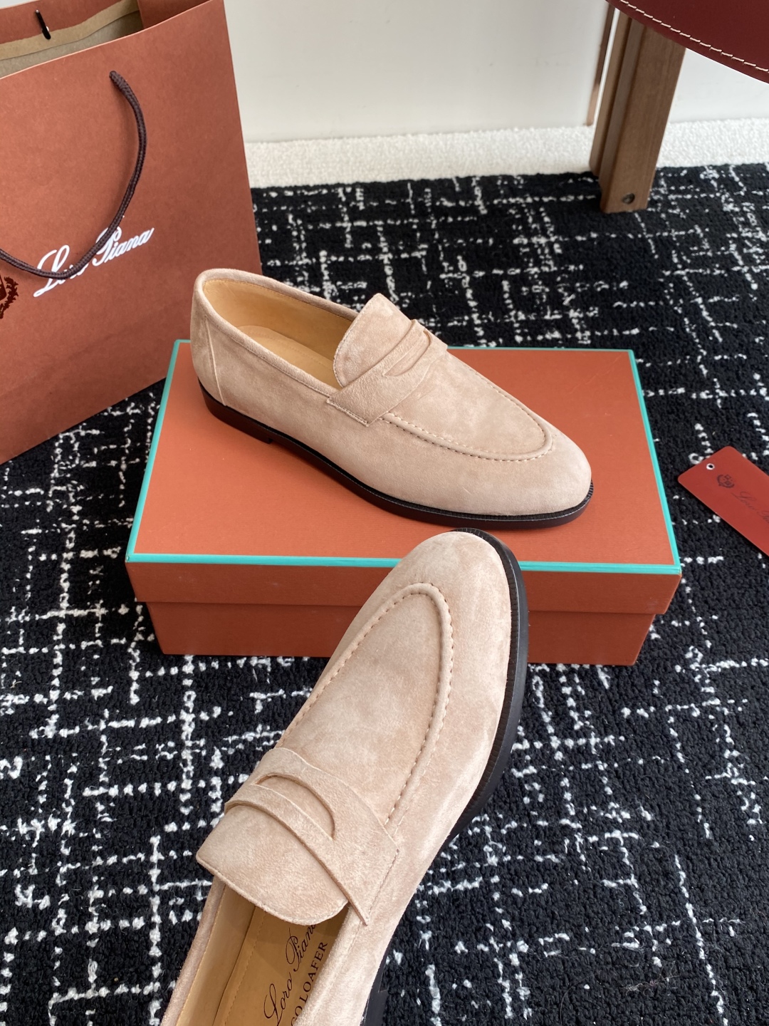 代购级
Loropiana 25ss 新款 经典高丝光羊京乐福皮鞋

LP一直是以好穿舒适为主的设计风格