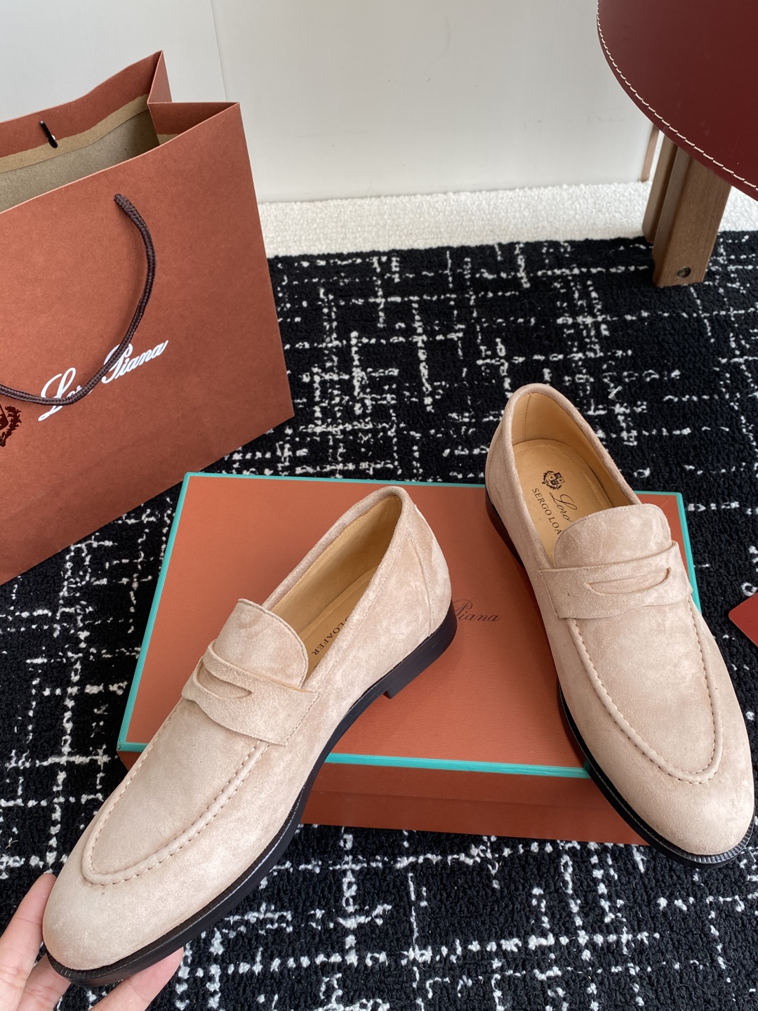 代购级
Loropiana 25ss 新款 经典高丝光羊京乐福皮鞋

LP一直是以好穿舒适为主的设计风格