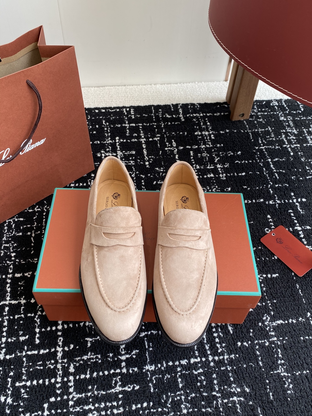 代购级
Loropiana 25ss 新款 经典高丝光羊京乐福皮鞋

LP一直是以好穿舒适为主的设计风格