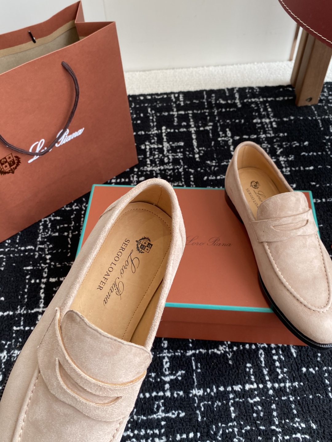 代购级
Loropiana 25ss 新款 经典高丝光羊京乐福皮鞋

LP一直是以好穿舒适为主的设计风格