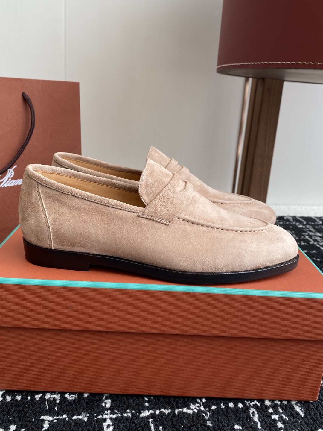 代购级
Loropiana 25ss 新款 经典高丝光羊京乐福皮鞋

LP一直是以好穿舒适为主的设计风格