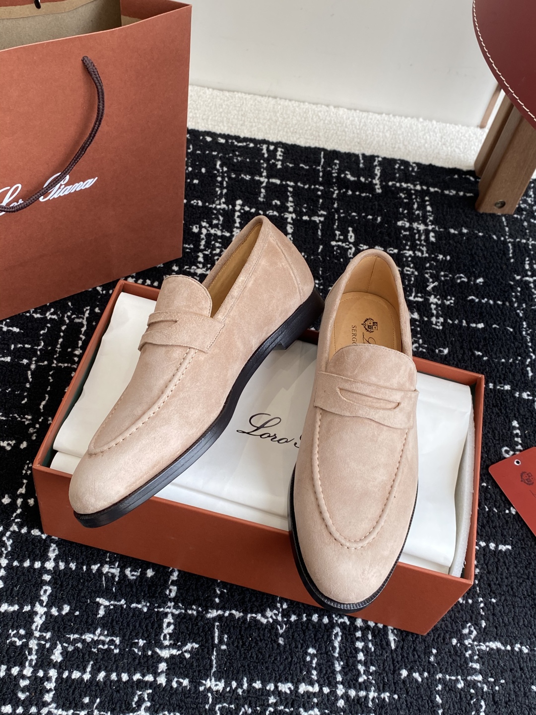 代购级
Loropiana 25ss 新款 经典高丝光羊京乐福皮鞋

LP一直是以好穿舒适为主的设计风格