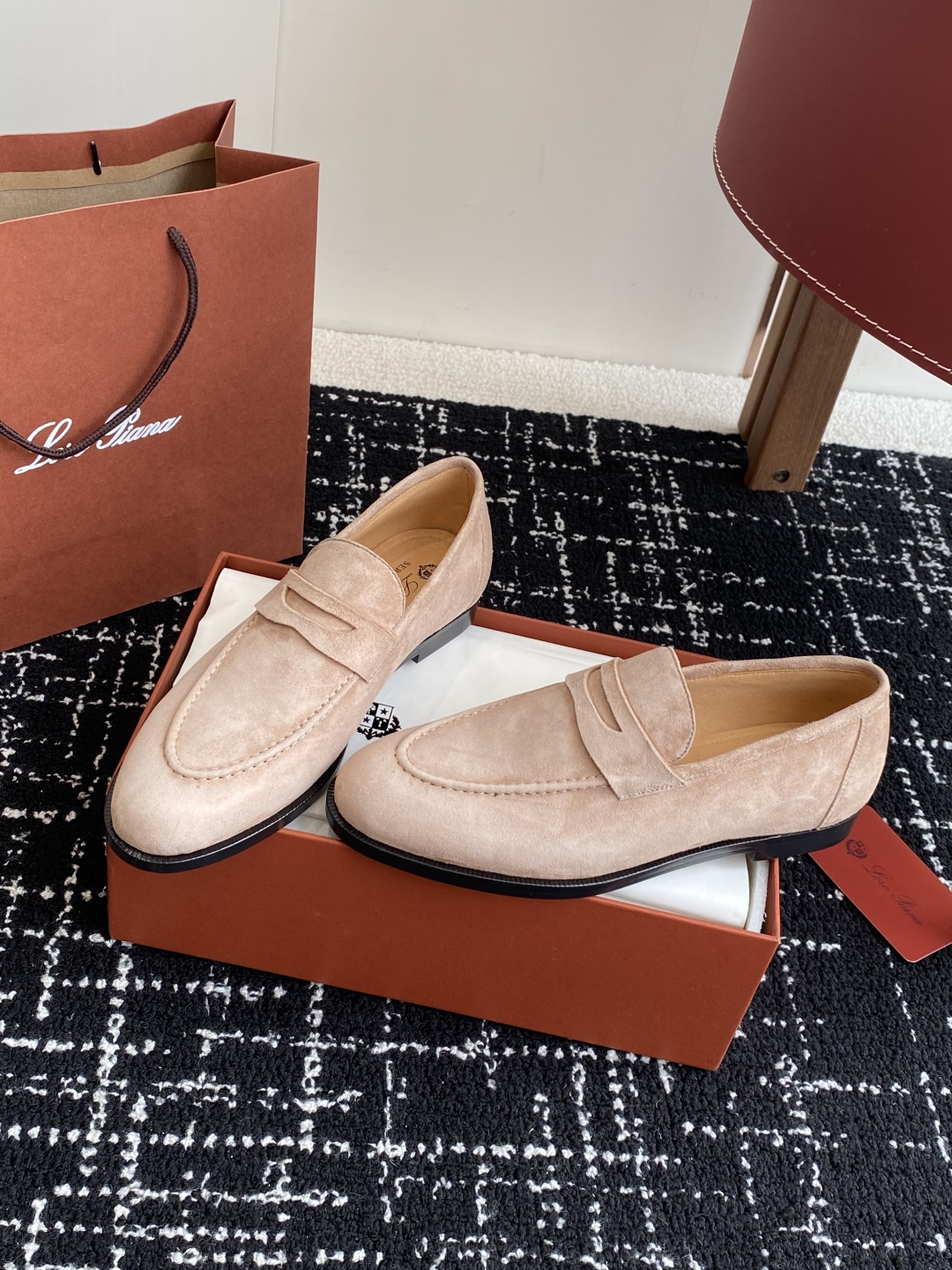 代购级
Loropiana 25ss 新款 经典高丝光羊京乐福皮鞋

LP一直是以好穿舒适为主的设计风格