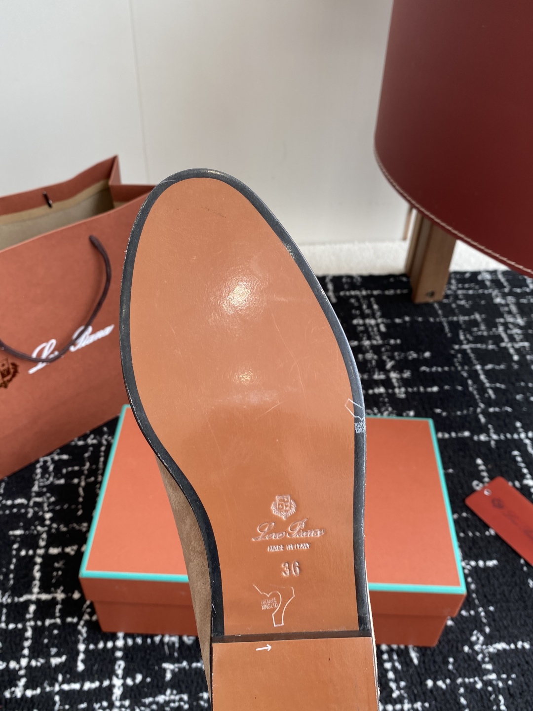 代购级
Loropiana 25ss 新款 经典高丝光羊京乐福皮鞋

LP一直是以好穿舒适为主的设计风格