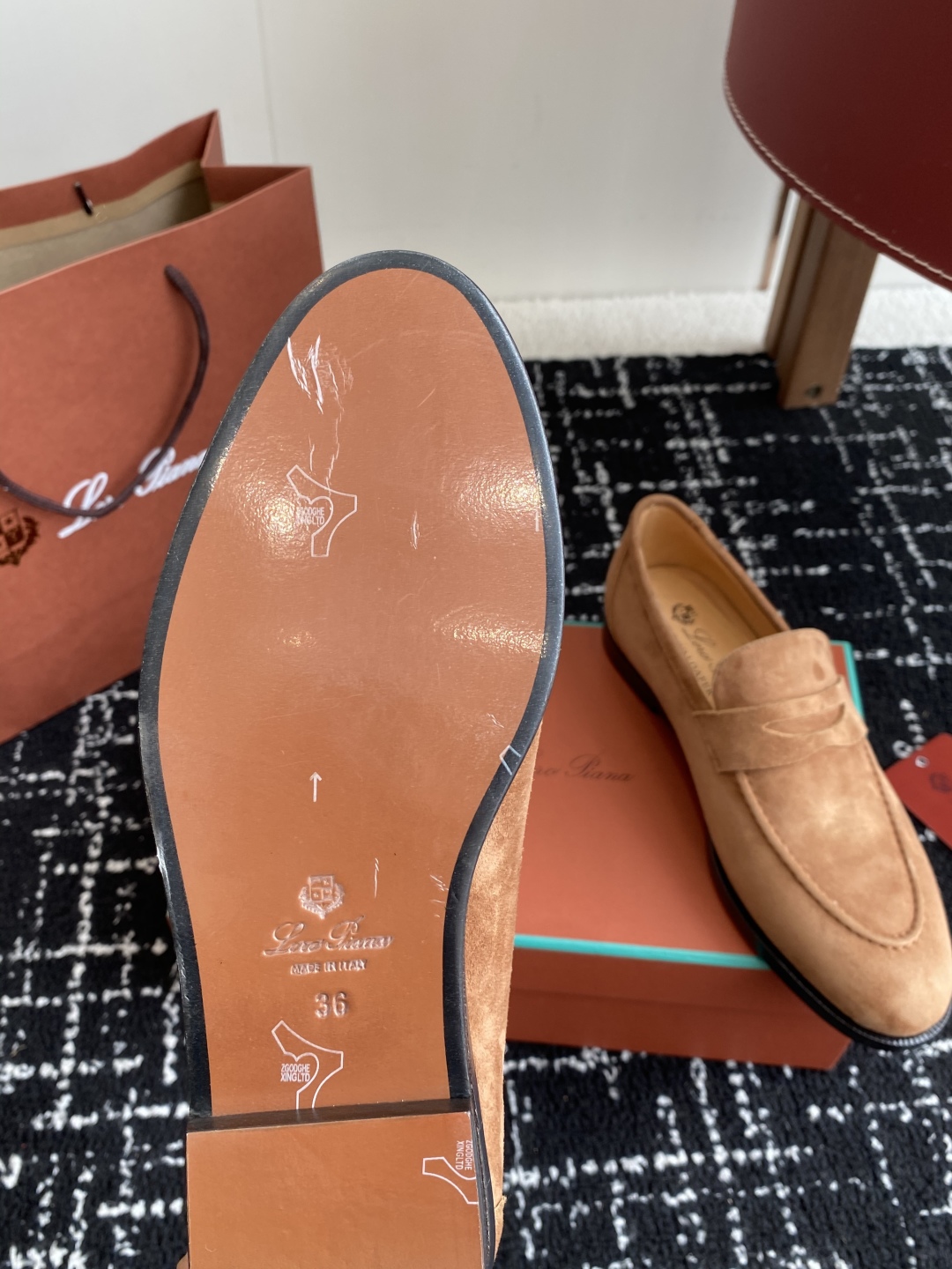 代购级
Loropiana 25ss 新款 经典高丝光羊京乐福皮鞋

LP一直是以好穿舒适为主的设计风格