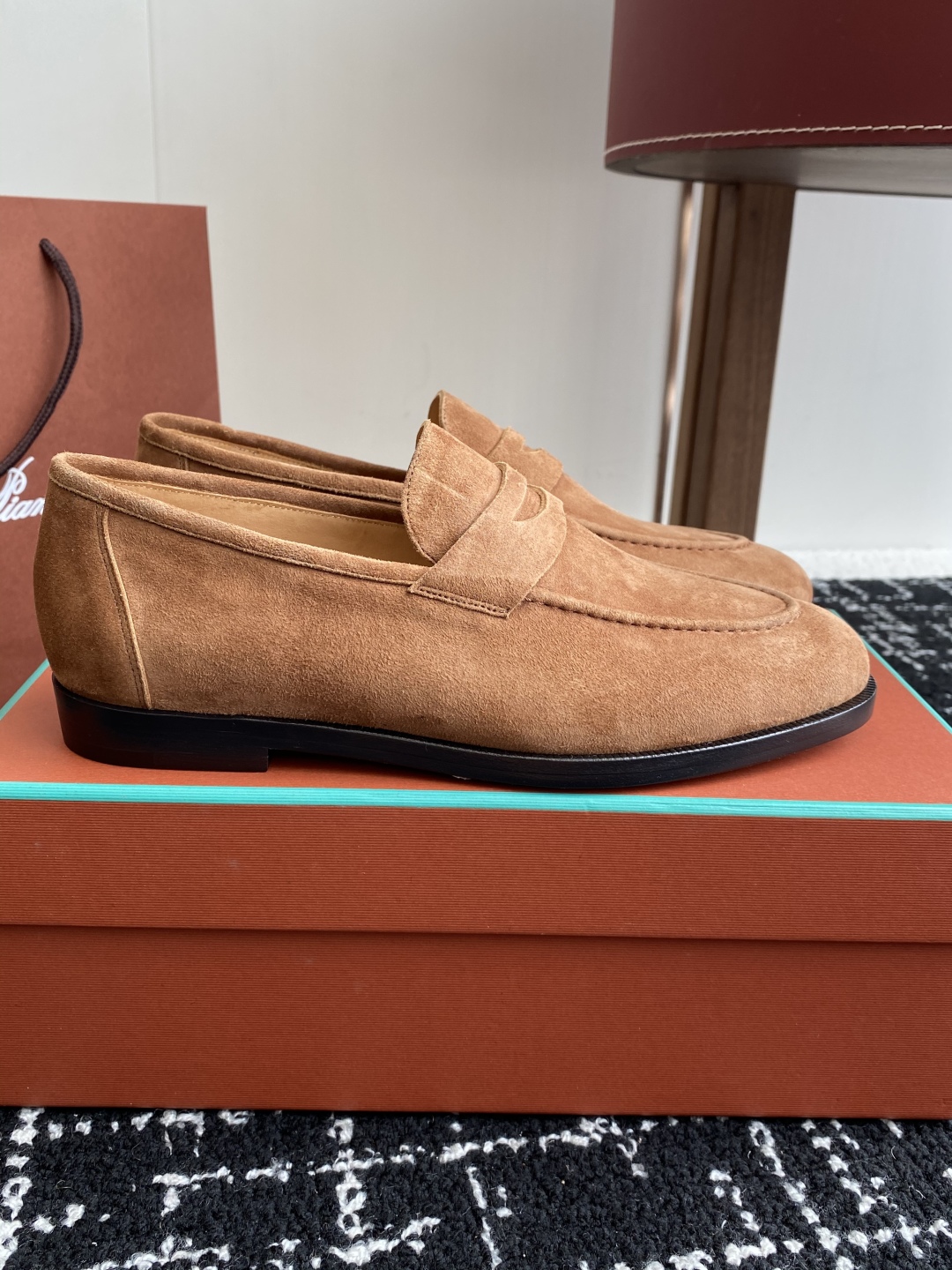 代购级
Loropiana 25ss 新款 经典高丝光羊京乐福皮鞋

LP一直是以好穿舒适为主的设计风格