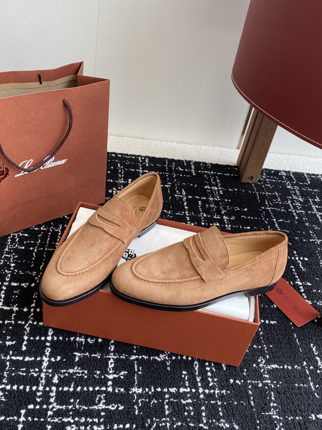 代购级
Loropiana 25ss 新款 经典高丝光羊京乐福皮鞋

LP一直是以好穿舒适为主的设计风格