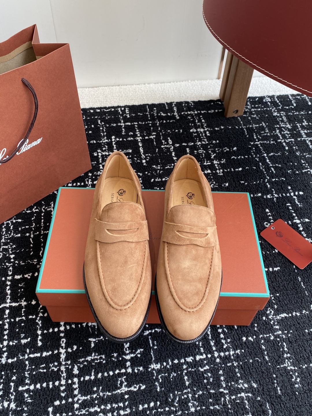 代购级
Loropiana 25ss 新款 经典高丝光羊京乐福皮鞋

LP一直是以好穿舒适为主的设计风格